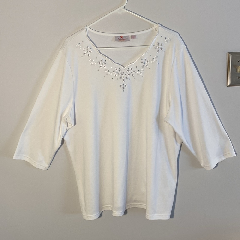 Quaker Factory Women’s XL White Scalloped Flower Neckline 3/4 Sleeve Shirt